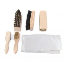 Schuhputzsatz, fünf Bürsten und Schuhtuch