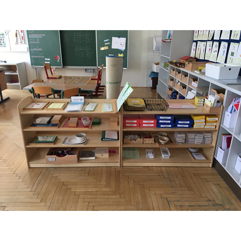 Polica so 4 policami Polica so 4 policami