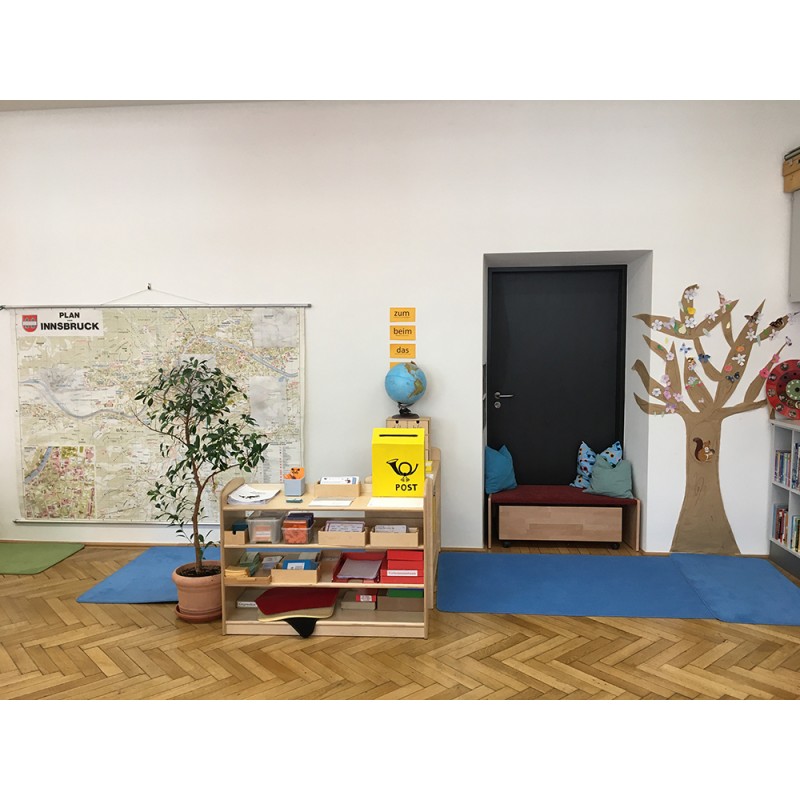 Shelf with 4 shelves Shelf with 4 shelves