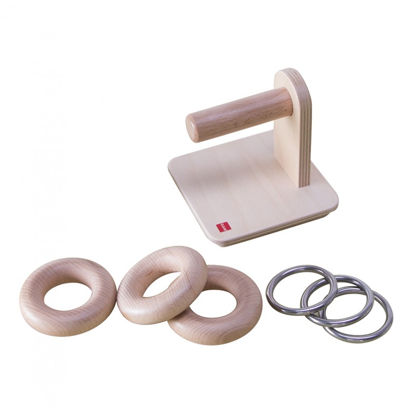 Holzringe und Metallringe auf einem Horizontalstift Holzringe und Metallringe auf einem Horizontalstift