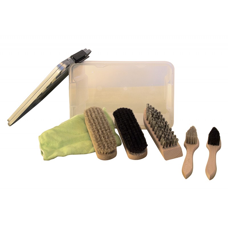 Schuhputzsatz, fünf Bürsten und Schuhtuch in Kiste Schuhputzsatz, fünf Bürsten und Schuhtuch in Kiste