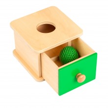 Peekaboo box s háčkovanou loptou