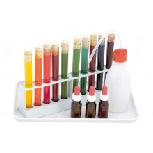 Farebné laboratórium s plastovými skúmavkami a zásterou