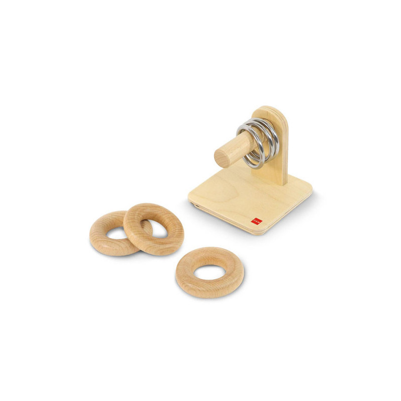 Holzringe und Metallringe auf einem Horizontalstift